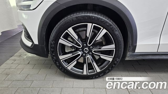 Volvo V60 Cross Country (II) B5 Ultimate AWD 2023 — фото 5