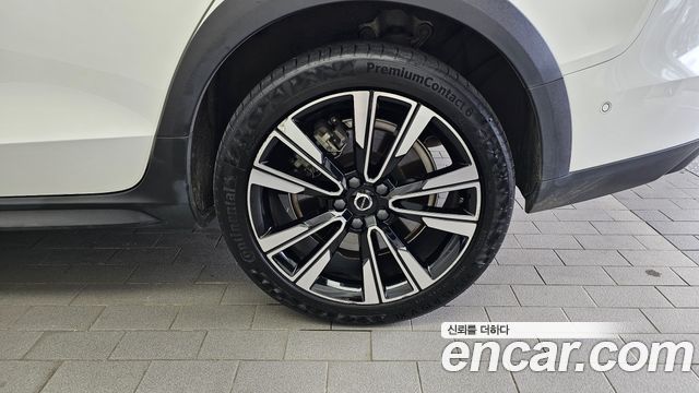 Volvo V60 Cross Country (II) B5 Ultimate AWD 2023 — фото 21
