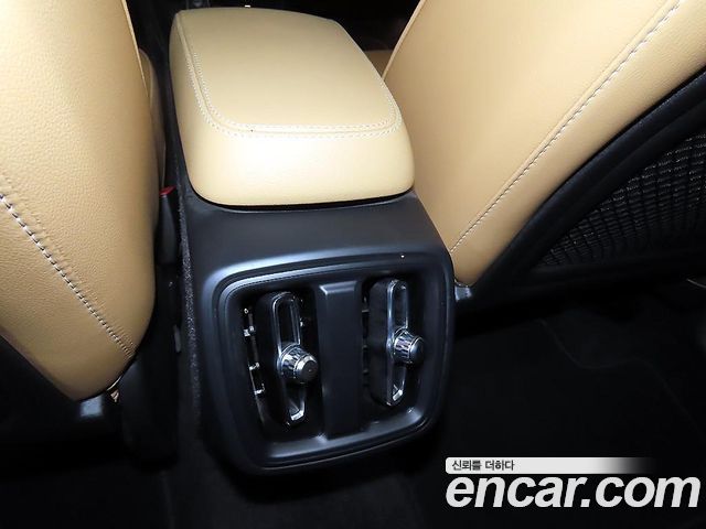 Volvo XC40 B4 Inscription 2022 — фото 18