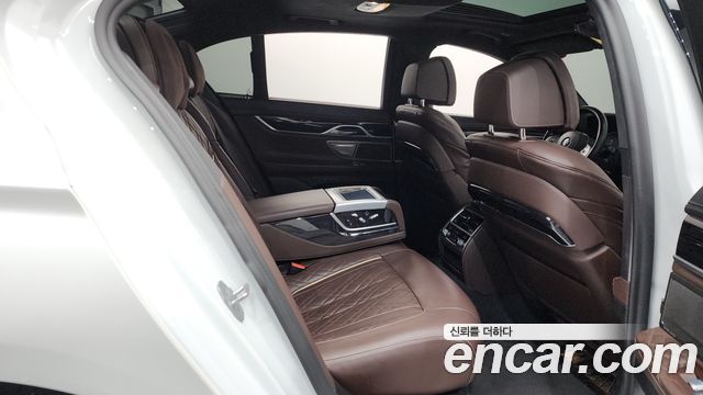 BMW 7 Series (G11) 740i M Sport 2021 — фото 11