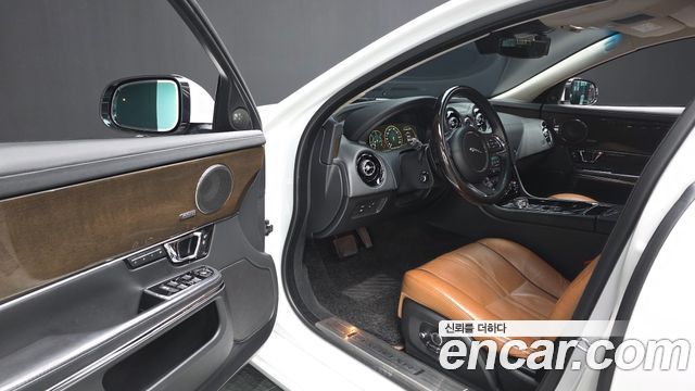 Jaguar XJ 3.0D Premium Luxury LWB X351 2019 — фото 10
