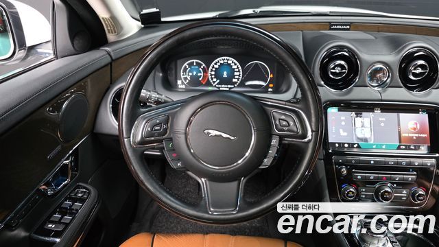 Jaguar XJ 3.0D Premium Luxury LWB X351 2019 — фото 14