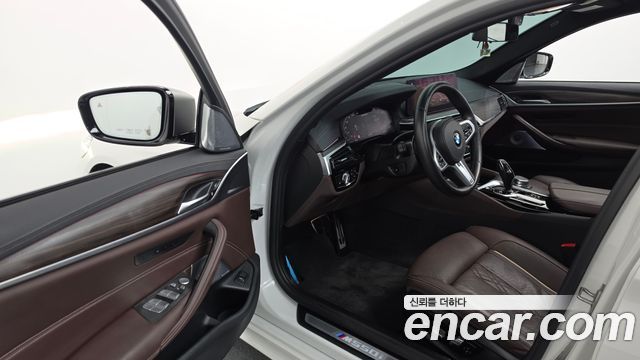 BMW 5 Series (G30) M550i xDrive 2021 — фото 10