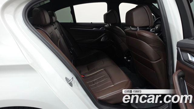 BMW 5 Series (G30) M550i xDrive 2021 — фото 16