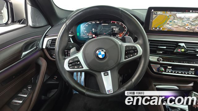 BMW 5 Series (G30) M550i xDrive 2021 — фото 17