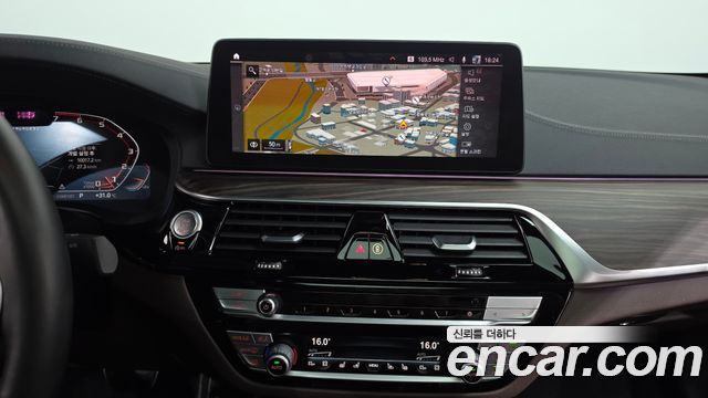 BMW 5 Series (G30) M550i xDrive 2021 — фото 18