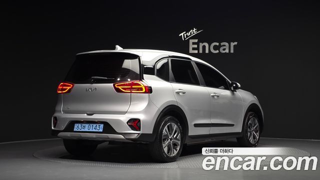 Kia Niro Plus Air 2023 — фото 2