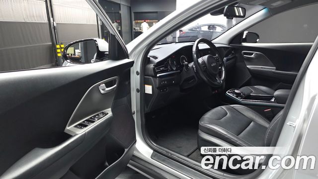 Kia Niro Plus Air 2023 — фото 10