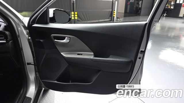 Kia Niro Plus Air 2023 — фото 30