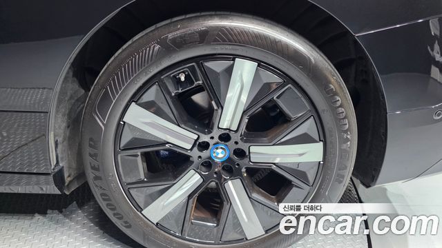 BMW iX xDrive50 Sports Plus 2023 — фото 27