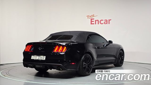 Ford Mustang Convertible 2017 — фото 2