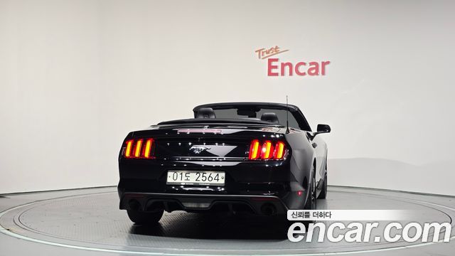 Ford Mustang Convertible 2017 — фото 4
