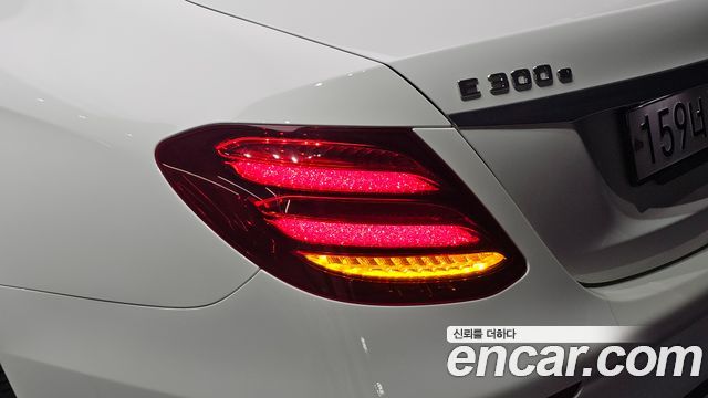 Mercedes-Benz E-Class (W213) E300e Exclusive 2019 — фото 23