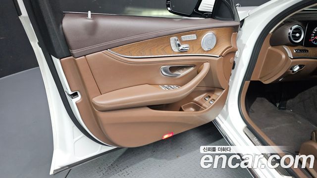 Mercedes-Benz E-Class (W213) E300e Exclusive 2019 — фото 24