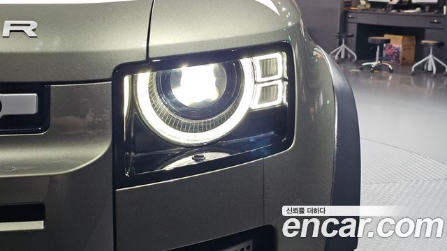 Land Rover Defender (L663) 110 D250 SE 2022 — фото 22