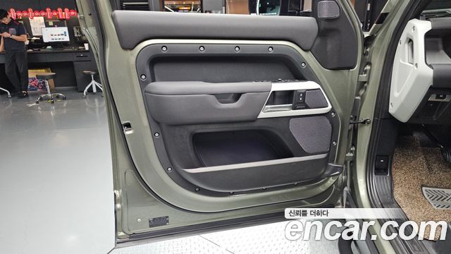 Land Rover Defender (L663) 110 D250 SE 2022 — фото 24