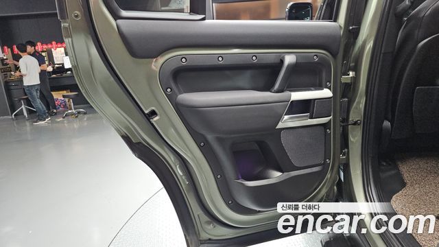 Land Rover Defender (L663) 110 D250 SE 2022 — фото 25