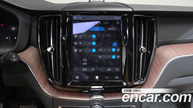 Volvo XC60 (II) B5 Ultimate Bright 2023 — фото 13