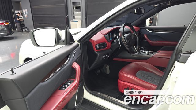 Maserati Levante 3.0 Diesel AWD GranLusso 2018 — фото 10