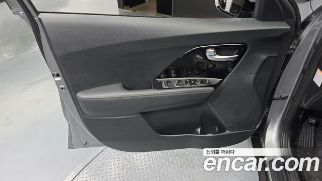 Kia Niro 1.6 HEV Prestige 2022 — фото 24