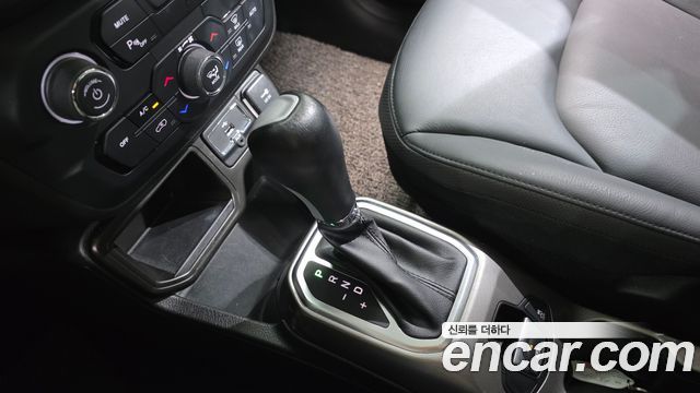 Jeep Renegade 2.4 Limited 2021 — фото 9