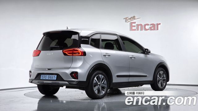 Kia Niro Plus Air 2023 — фото 2