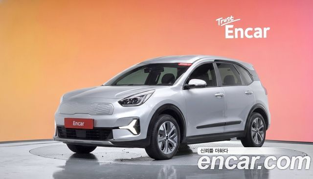 Kia Niro Plus Air 2023 — фото 1