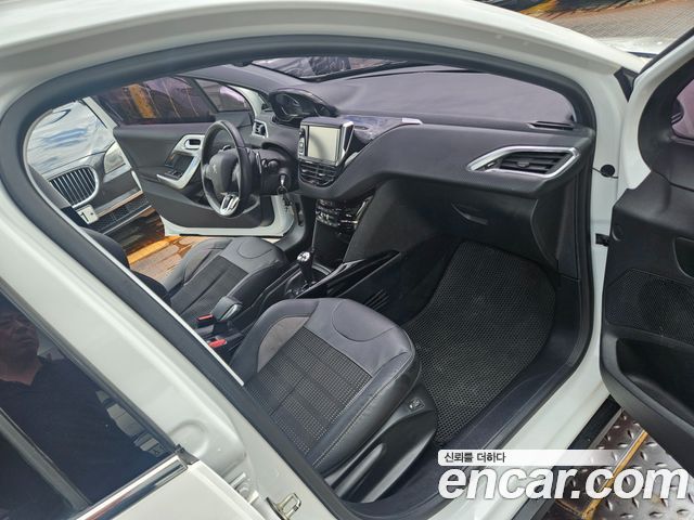 Peugeot 2008 1.6 e-HDi Feline L 2015 — фото 9