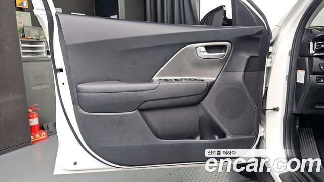 Kia Niro Plus Air 2024 — фото 24