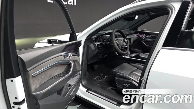 Audi e-tron 55 Quattro 2020 — фото 10