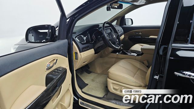 Kia Carnival 9-Seater Hi-Limousine Noblesse Special 2019 — фото 10