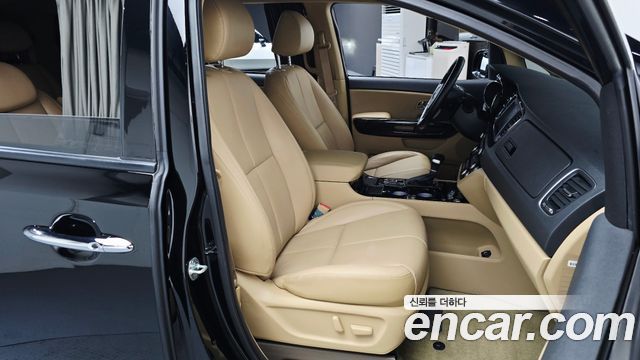 Kia Carnival 9-Seater Hi-Limousine Noblesse Special 2019 — фото 16
