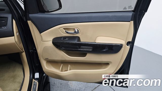 Kia Carnival 9-Seater Hi-Limousine Noblesse Special 2019 — фото 31