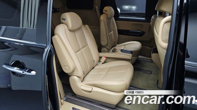 Kia Carnival 9-Seater Hi-Limousine Noblesse Special 2019 — фото 32