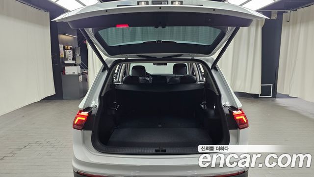 Volkswagen Tiguan Allspace 2.0 TSI Prestige 2024 — фото 17