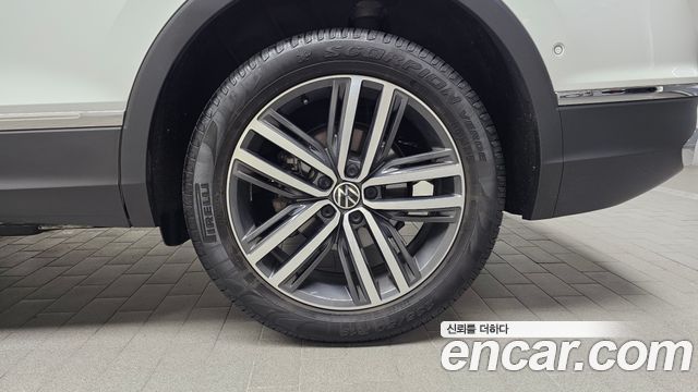 Volkswagen Tiguan Allspace 2.0 TSI Prestige 2024 — фото 21