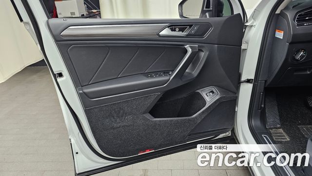 Volkswagen Tiguan Allspace 2.0 TSI Prestige 2024 — фото 24