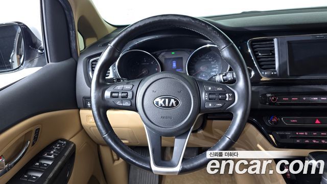 Kia Carnival 9-Seater Hi-Limousine Noblesse Special 2019 — фото 13