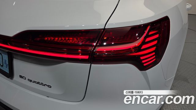 Audi e-tron 50 Quattro 2022 — фото 23