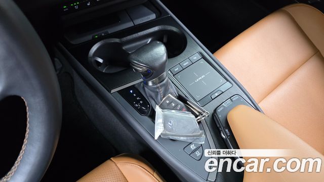 Lexus UX250h 2.0 AWD 2019 — фото 9