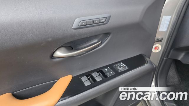 Lexus UX250h 2.0 AWD 2019 — фото 19