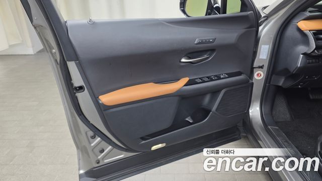 Lexus UX250h 2.0 AWD 2019 — фото 24