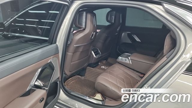 BMW 7 Series (G70) 740i sDrive M Sport 2023 — фото 8