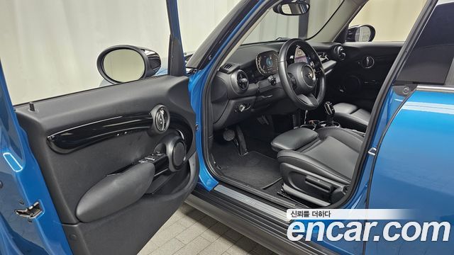 MINI Cooper 5Door Classic Plus Launch Pack Third Generation 2022 — фото 10