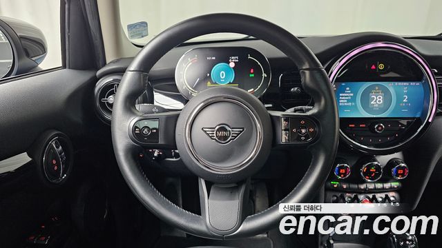 MINI Cooper 5Door Classic Plus Launch Pack Third Generation 2022 — фото 16