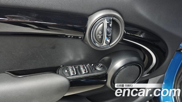 MINI Cooper 5Door Classic Plus Launch Pack Third Generation 2022 — фото 23