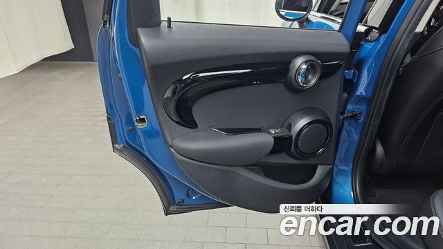 MINI Cooper 5Door Classic Plus Launch Pack Third Generation 2022 — фото 31