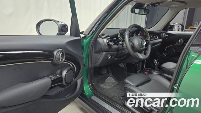 MINI Cooper 5-Door Classic Plus 3rd 2022 — фото 10