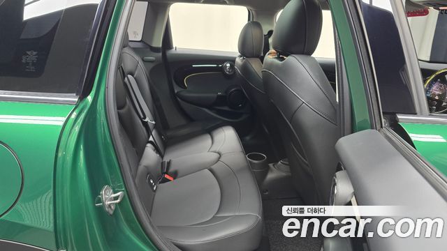 MINI Cooper 5-Door Classic Plus 3rd 2022 — фото 11