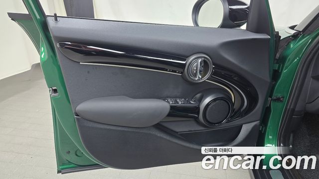 MINI Cooper 5-Door Classic Plus 3rd 2022 — фото 24